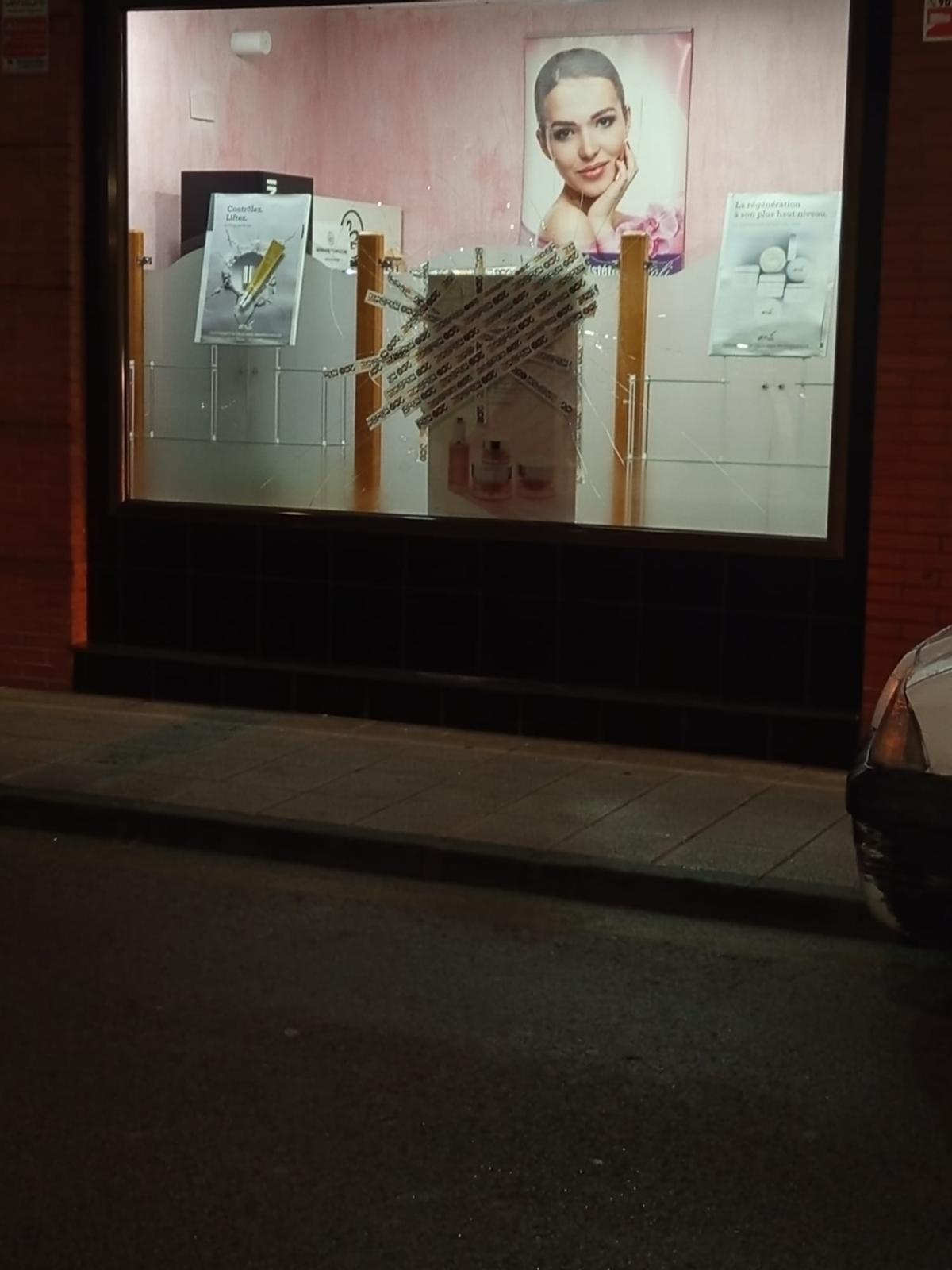 Los daños causados en el escaparate del establecimiento.