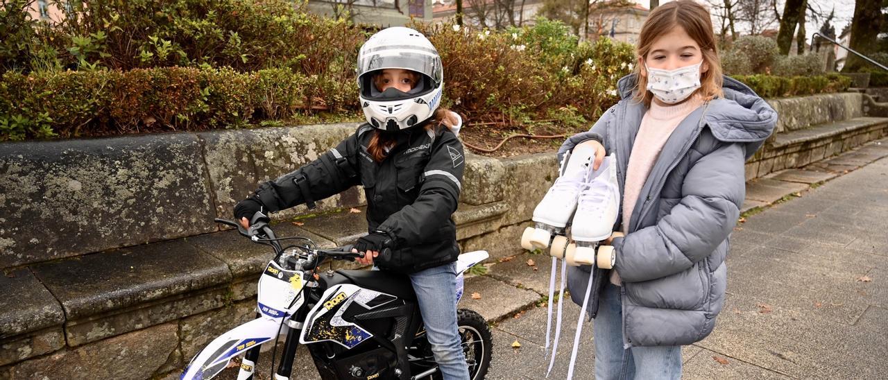 Catalina aprovechó la mañana de Reyes para probar la moto con su hermana Julieta. |   // RAFA VÁZQUEZ