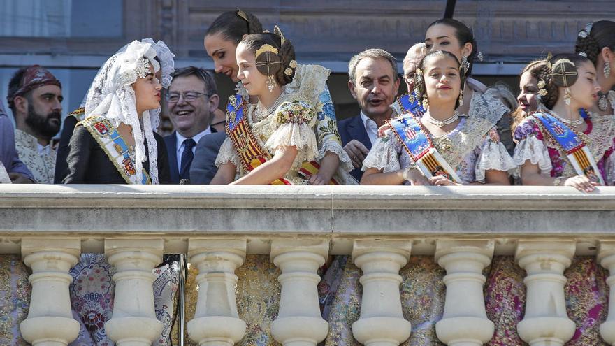 Zapatero, en el balcón durante la mascletà.