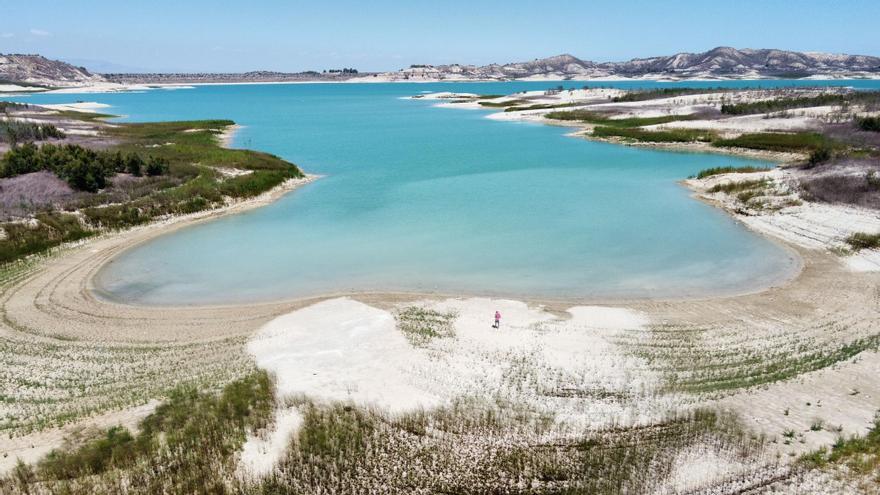 La Generalitat tacha de delito ambiental el trazado del Gobierno para conectar la desaladora de Torrevieja con los regantes