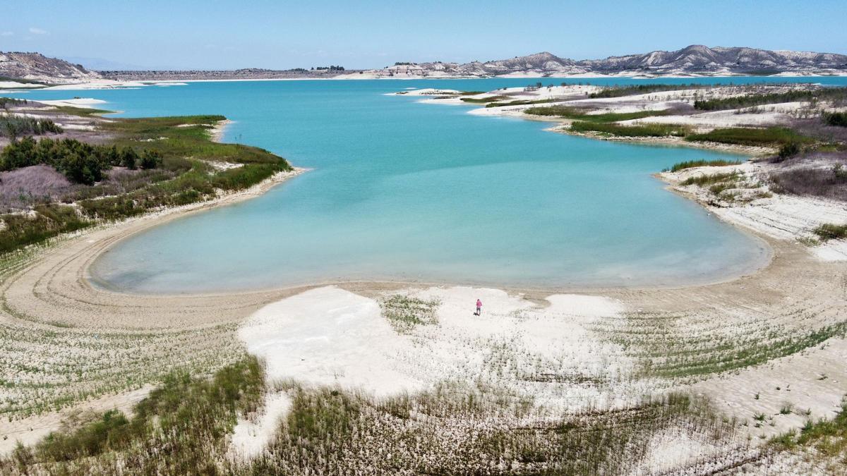 Embalse de La Pedrera, donde se almacena parte del agua de la desaladora de Torrevieja y desde donde partiría la conexión con el trasvase