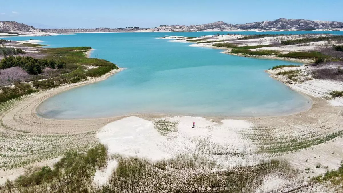 La Generalitat tacha de delito ambiental el trazado del Gobierno para conectar la desaladora de Torrevieja con los regantes