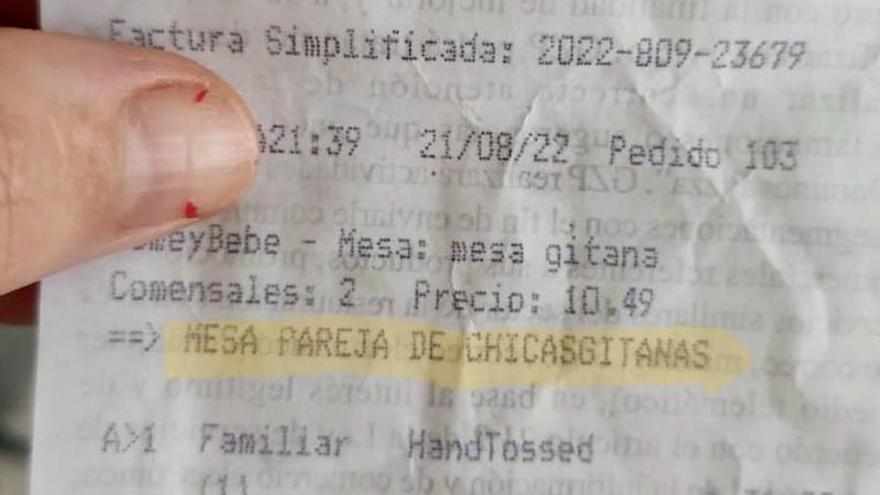 Ticket en el que consta el tratamiento racista.