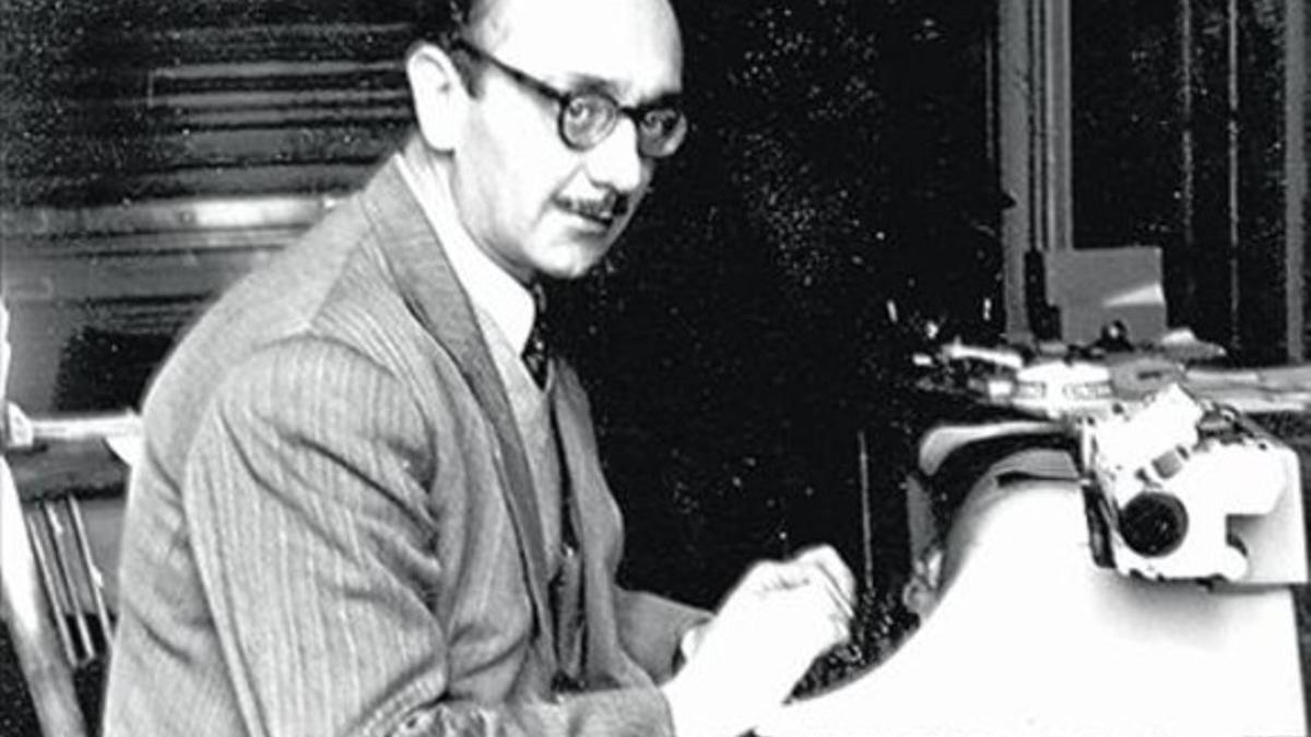 Joaquim Amat-Piniella, ante la máquina de escribir.