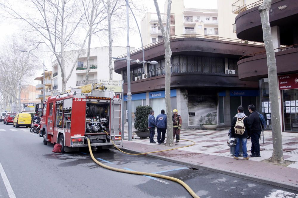 Incendi en un banc de Platja d''Aro