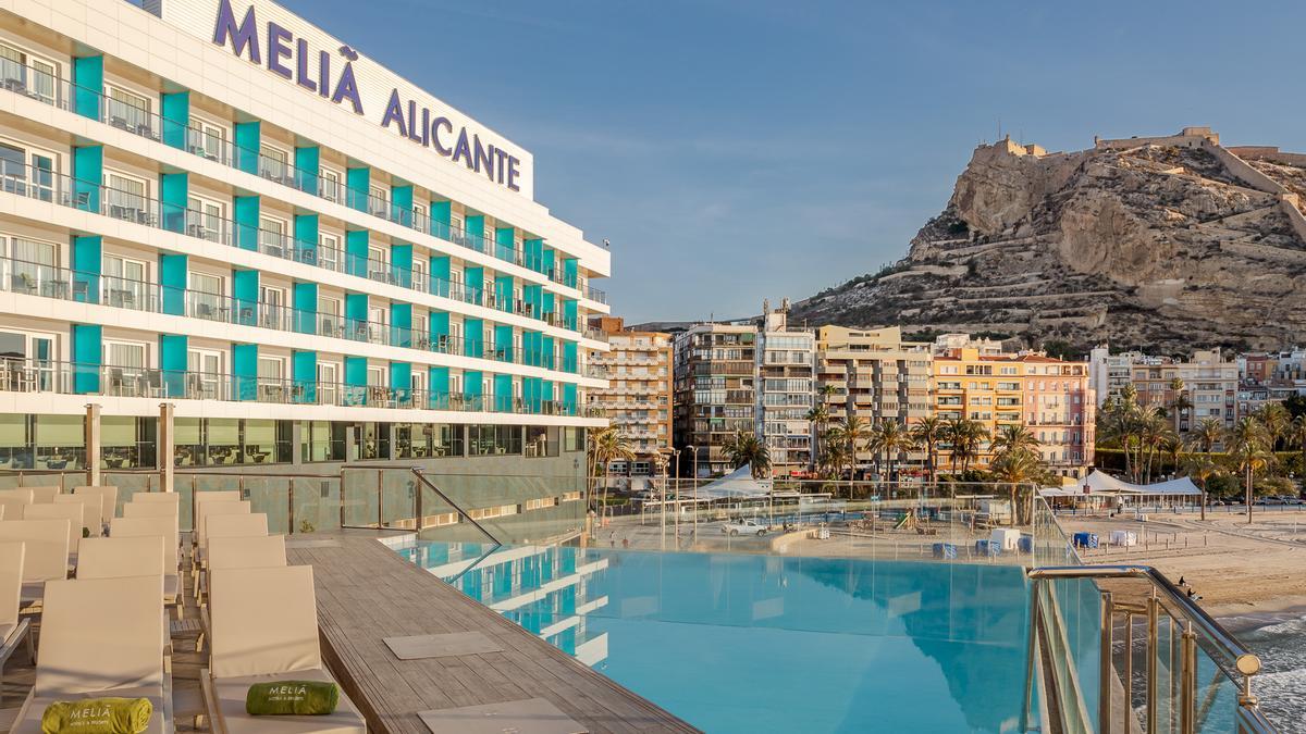 El hotel sigue siendo un símbolo de lujo y hospitalidad en Alicante, y su reciente reforma subraya su compromiso con la excelencia y la innovación.