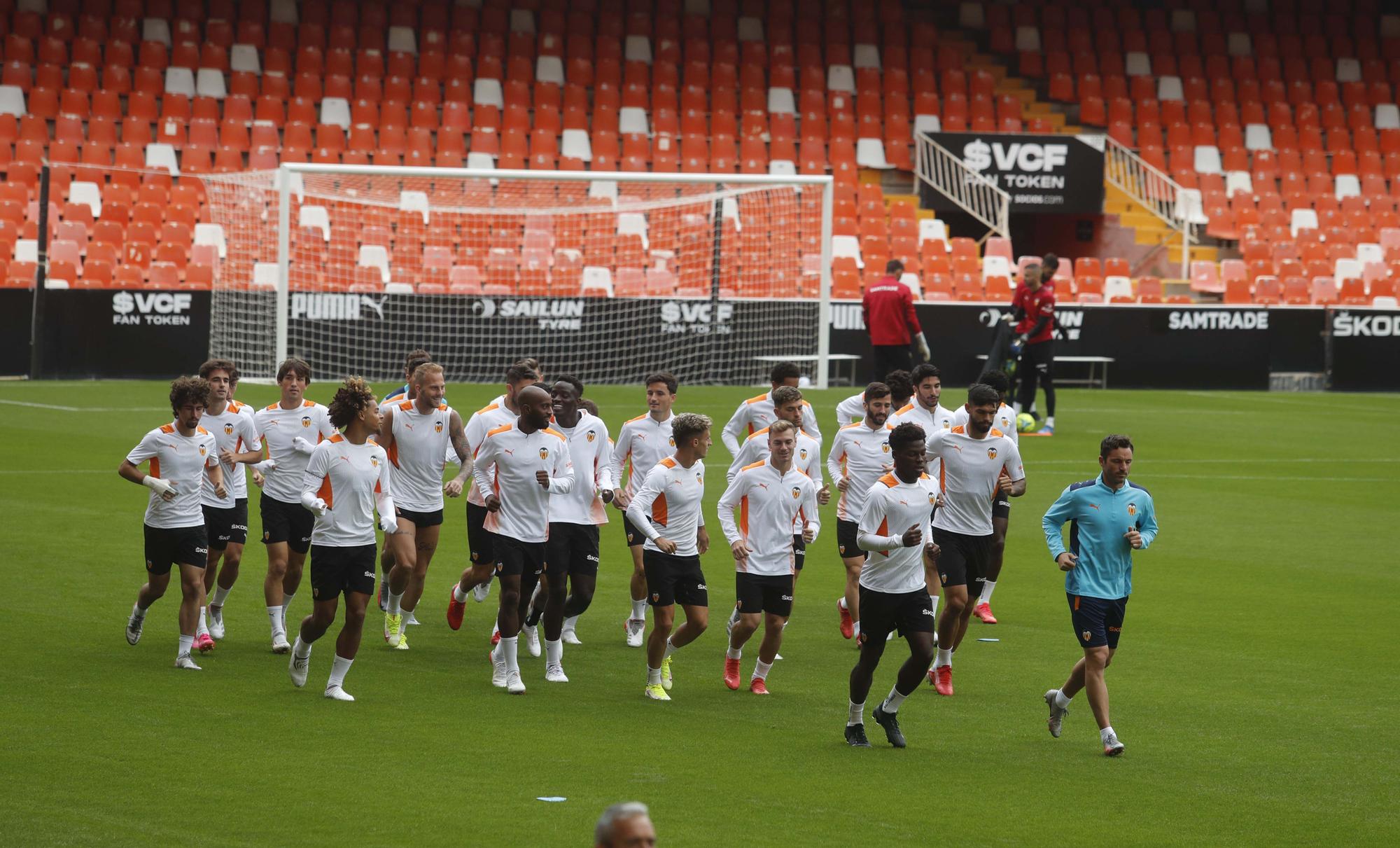 El Valencia entrena en Mestalla antes del partido frente al Villarreal