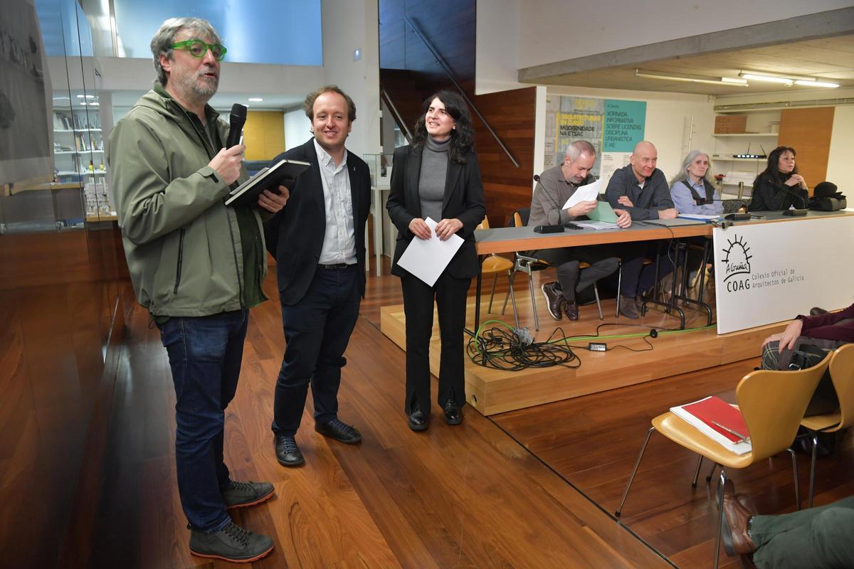 Encuentro del Concello del Coag, con Díaz Gallego (2º), Ruth Varela (3ª), y, a la mesa, los técnicos José Botana, Alberto Aguilar, Beatriz Moar y Yolanda Teixido.
