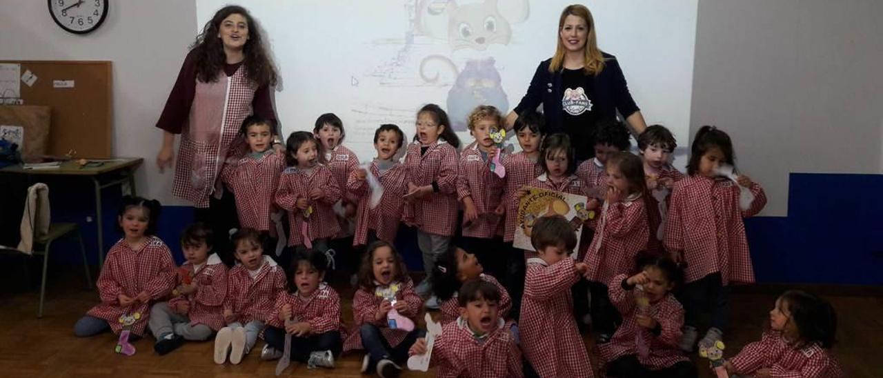 Alumnos del colegio Quirinal, durante una actividad de lectura de relatos publicados en LA NUEVA ESPAÑA de Avilés.