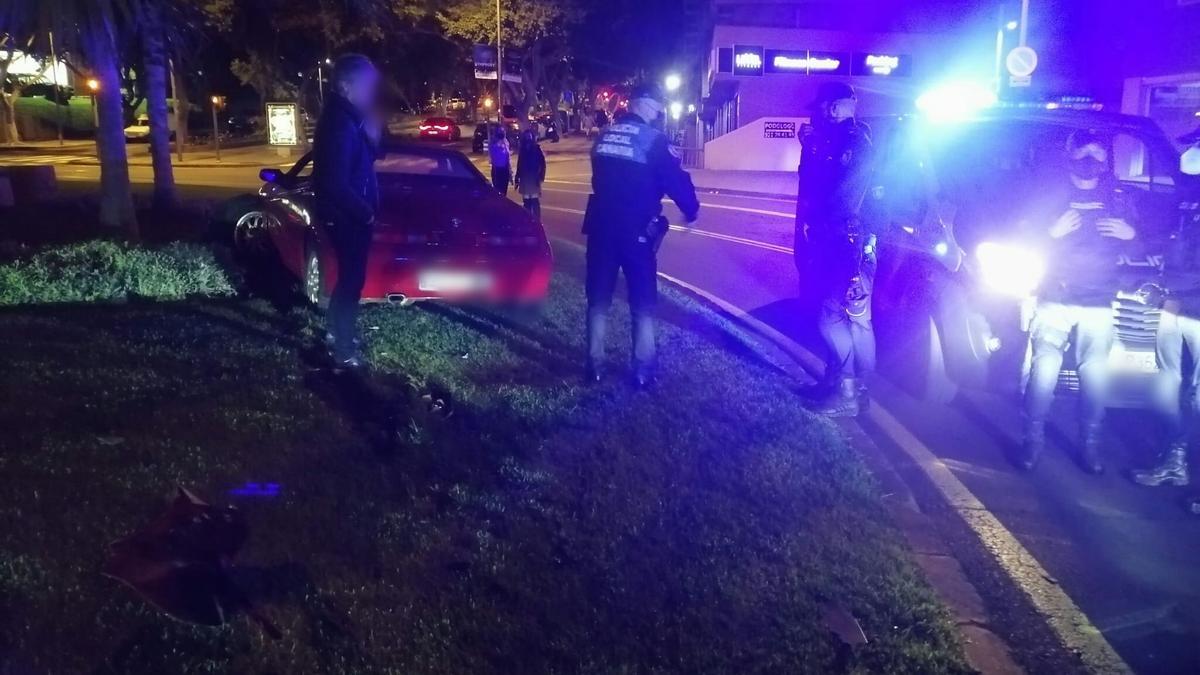 Vehículo en la rotonda de Rotary Club tras salirse de la vía el conductor en estado de embriaguez.