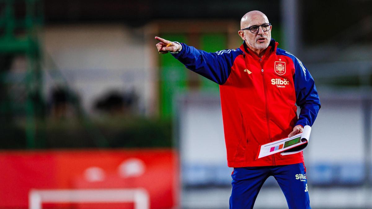 De la Fuente, el seleccionador español, en un entrenamiento previo al duelo contra Serbia en Córdoba.
