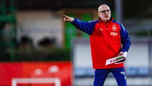 De la Fuente, el seleccionador español, en un entrenamiento previo al duelo contra Serbia en Córdoba.