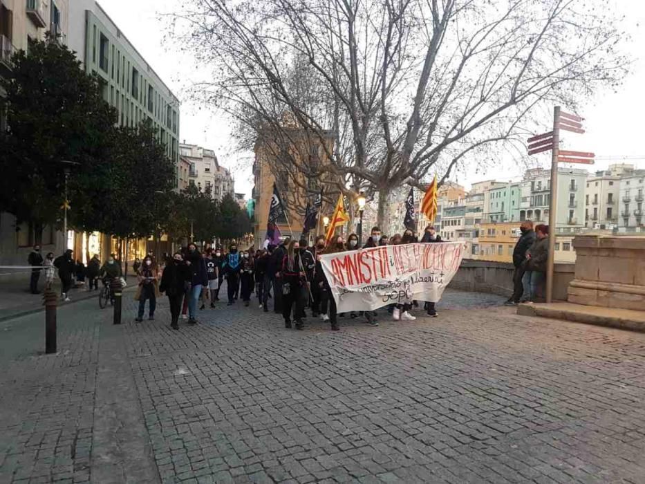 Una cinquantena d'estudiants es concentren davant del rectorat de la UdG per reclamar la llibertat de Hasél