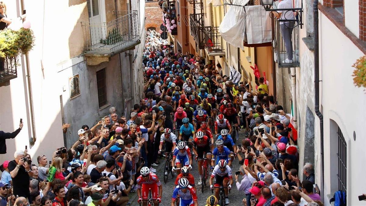 segea48290921 topshot   the peloton climbs the wall of san mauricio in the190523175821