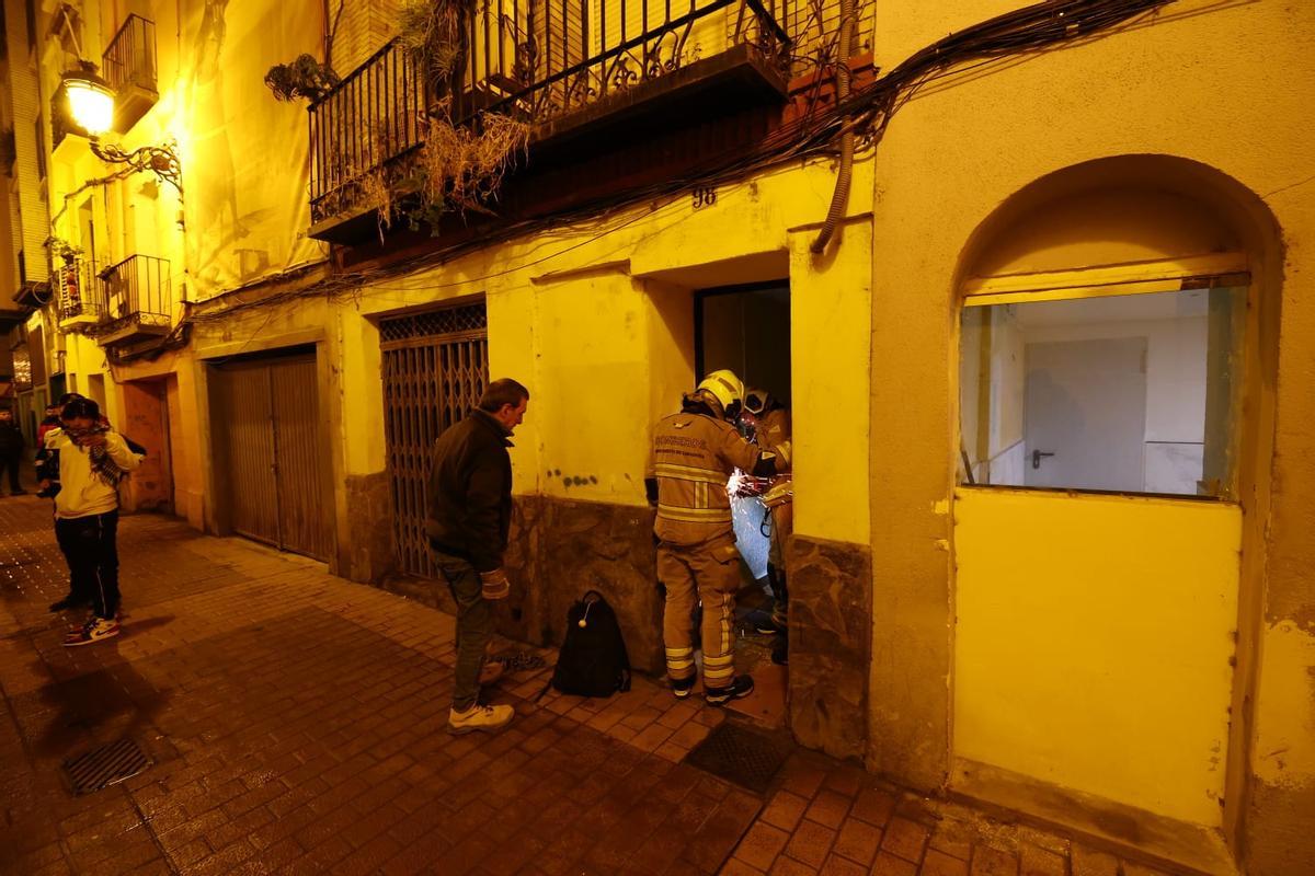 Desalojan un edificio de la calle San Pablo de Zaragoza por riesgo de colapso.