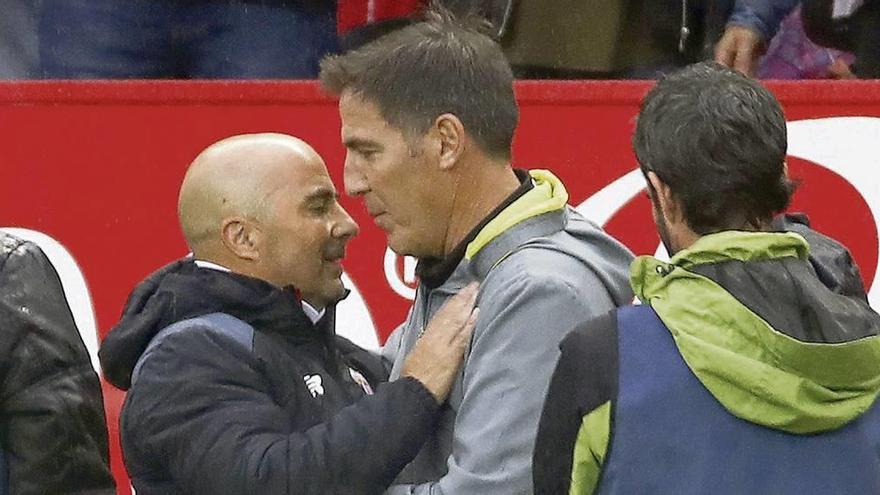 El extécnico céltico Eduardo Berizzo saluda a su compatriota Jorge Sampaoli en la última visita liguera del Celta al Ramón Sánchez Pizjuán. // Efe