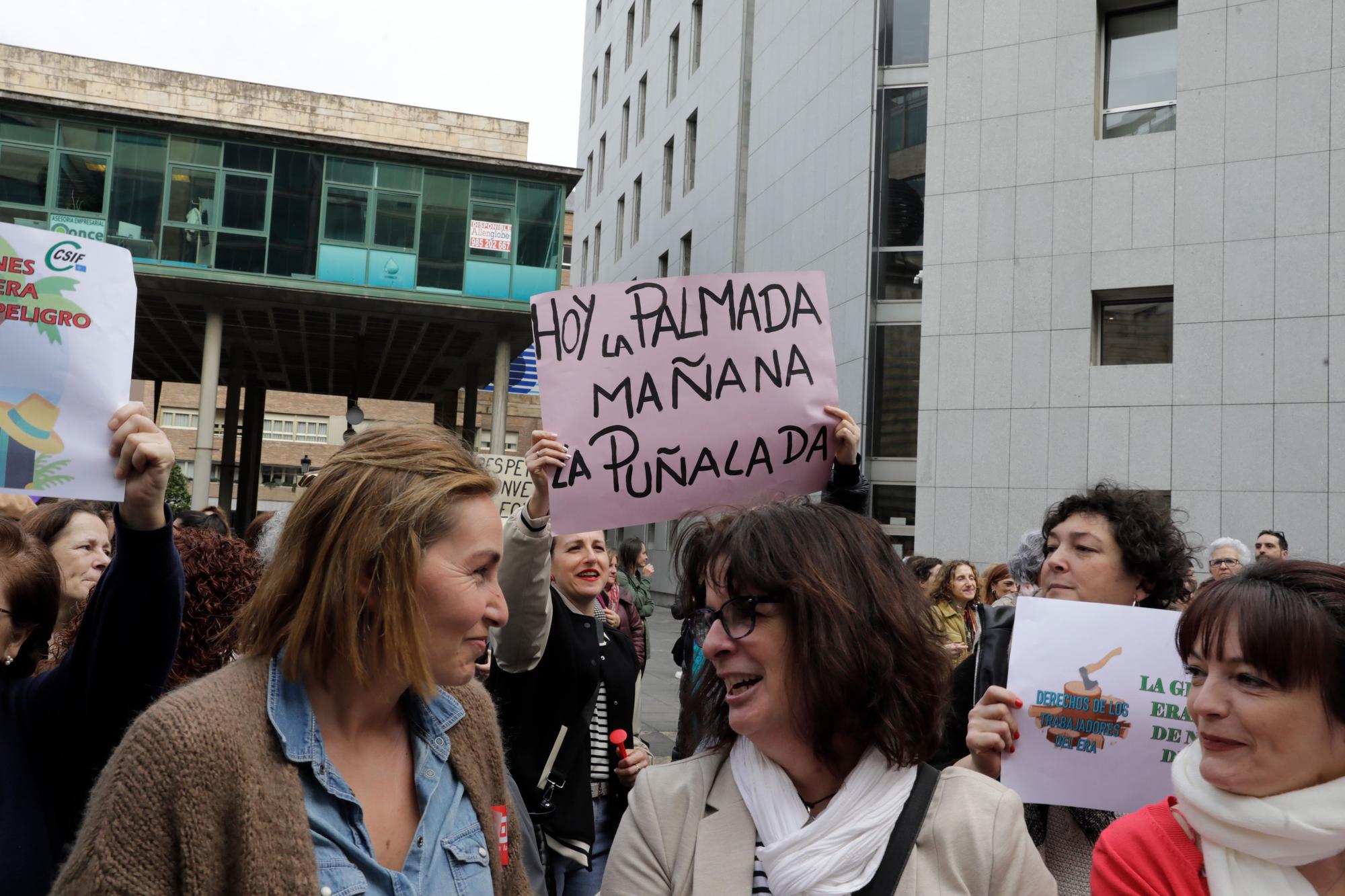 En imágenes: Multitudinaria protesta de los trabajadores del ERA: "Nuestras vacaciones no son un trueque electoral"