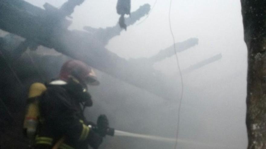 Un incendio calcina parte de una casa en Nós