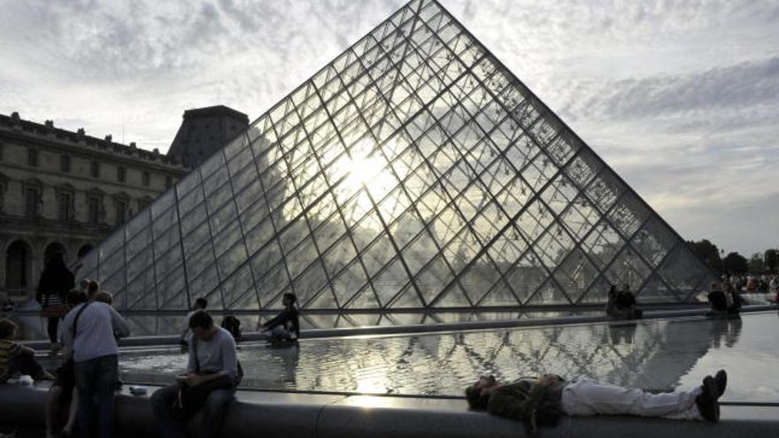 Imagen de los exteriores del Louvre.