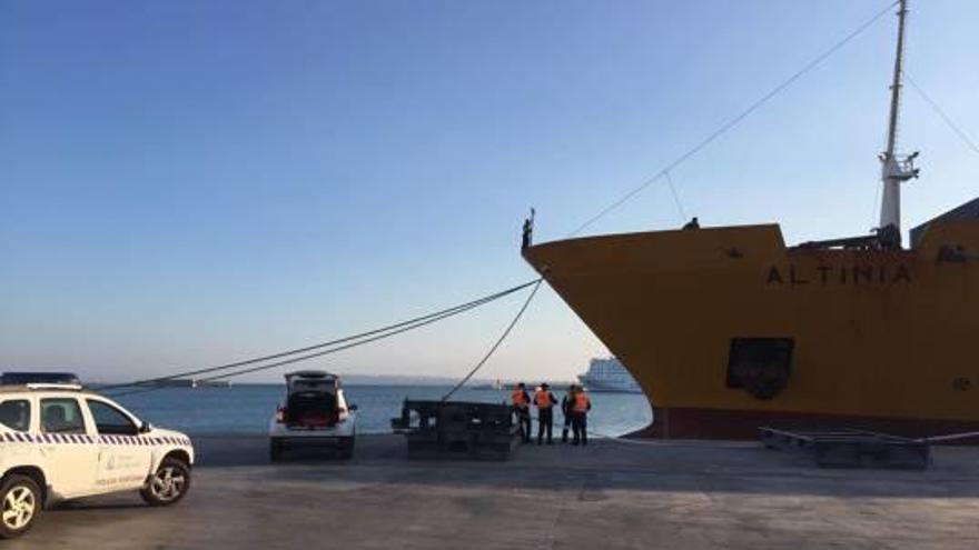 Imágenes del barco portacontenedores con dos de los polizones en la proa.