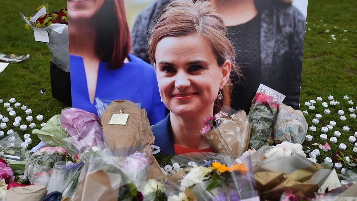 Flores en un homenaje a la diputada Jo Cox, en la foto, en Parliament Square, en Londres, el 18 de junio.