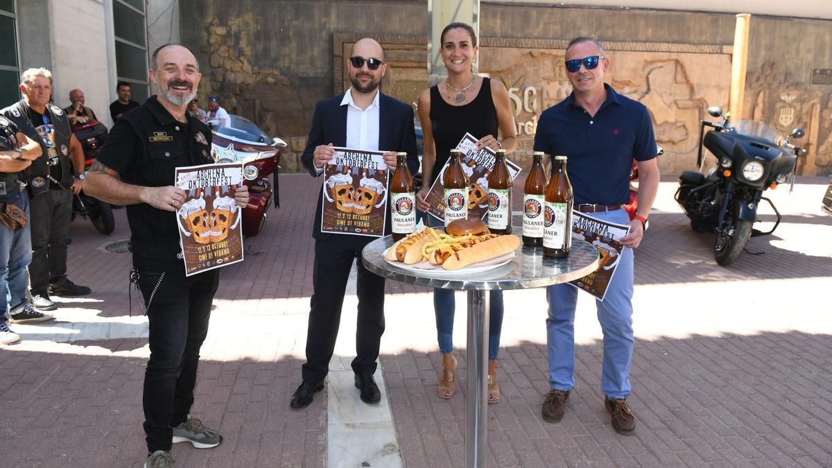 Presentación del cartel del Oktoberfest de Archena, con Patricia Fernández.