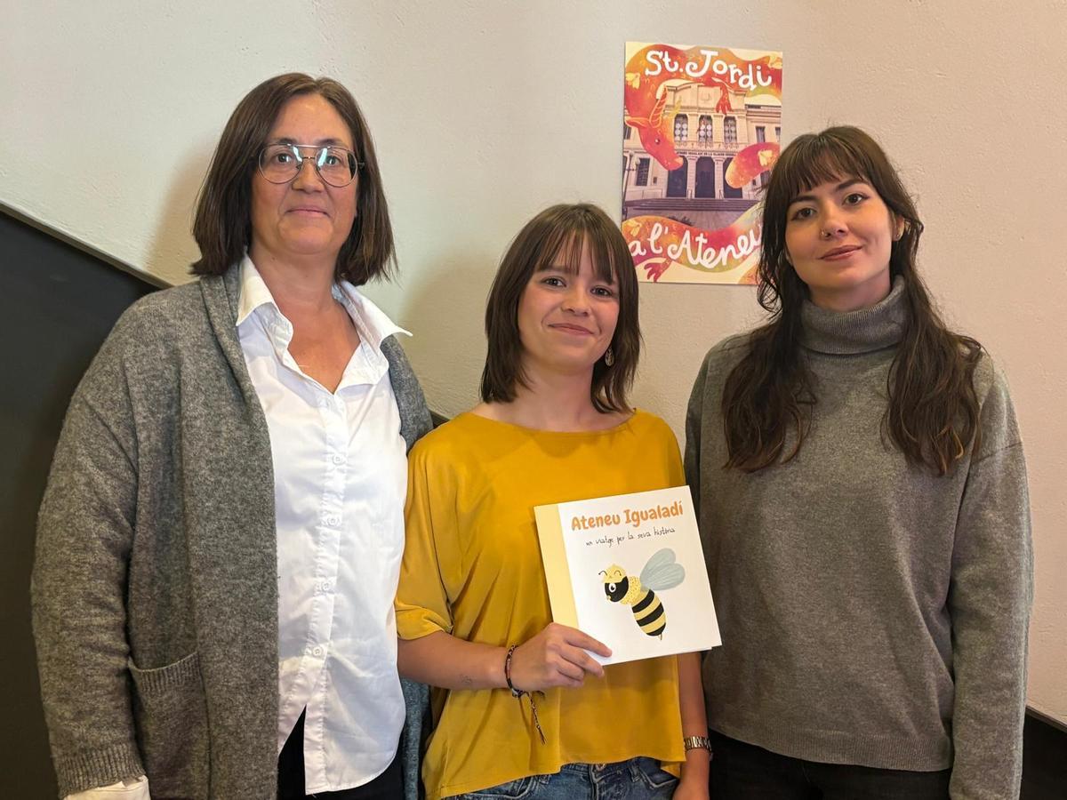 Mireia Claret, presidenta de l’Ateneu Igualadí; Laia Navarro, autora del conte, i Maria Morales, dissenyadora del cartell de Sant Jordi, durant la presentació d’aquest dimarts