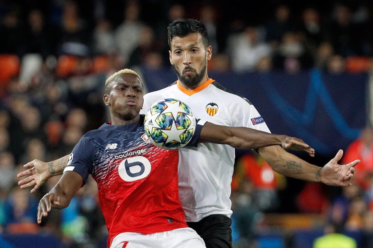 Osimhen pugna un balón con Ezequiel Garay en Mestalla