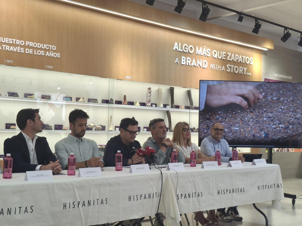 Luis Chico, en el centro, explica el procedimiento de residuo cero de Hispanitas.