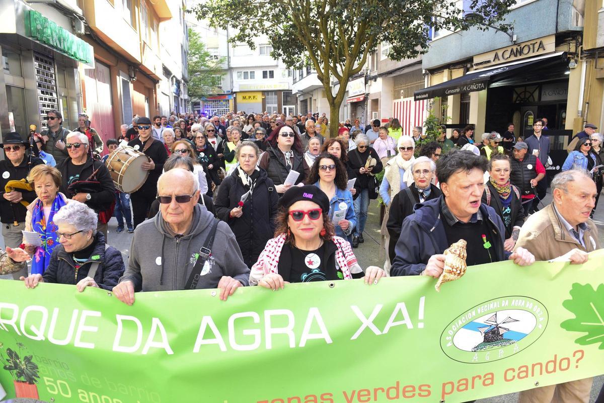 La manifestación, con un centenar de asistentes, contó con música y claveles conmemorando la revolución del 25 de abril en Portugal