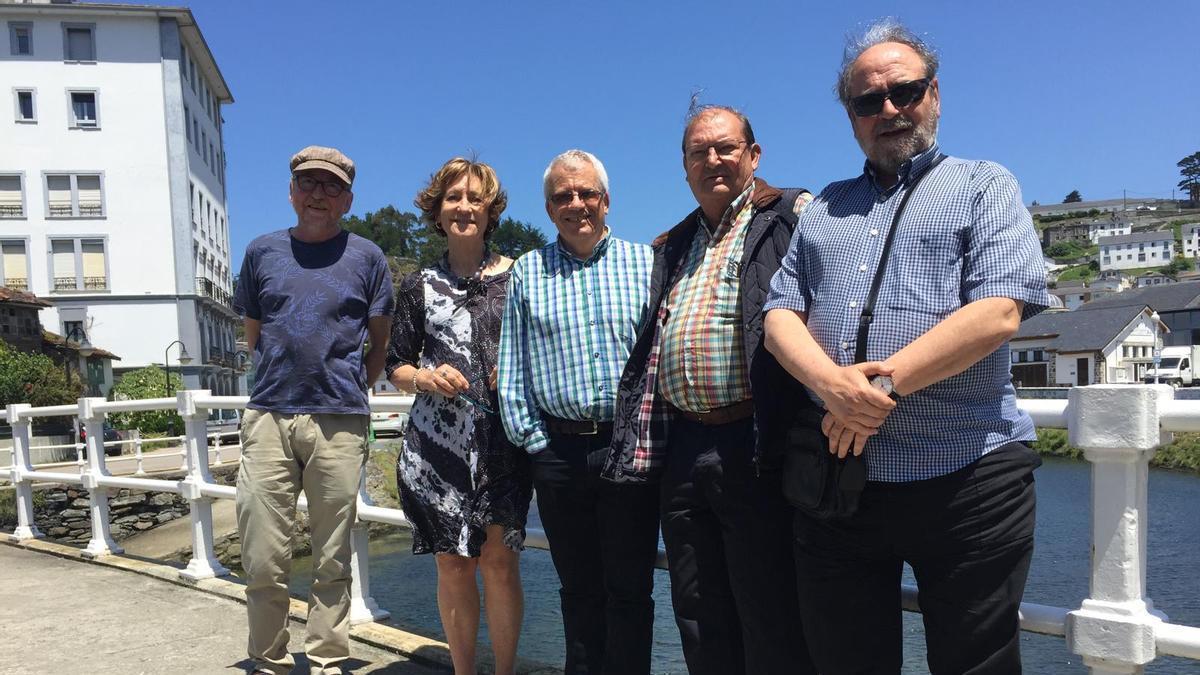 Por la izquierda, Anxel Álvarez Llano, Inmaculada Urzainqui, José Antonio Pérez Sánchez, José Luis Roca y Álvaro Ruiz de la Peña, en 2018, en el puente del Beso de Luarca, después de actuar como jurados para la fundación