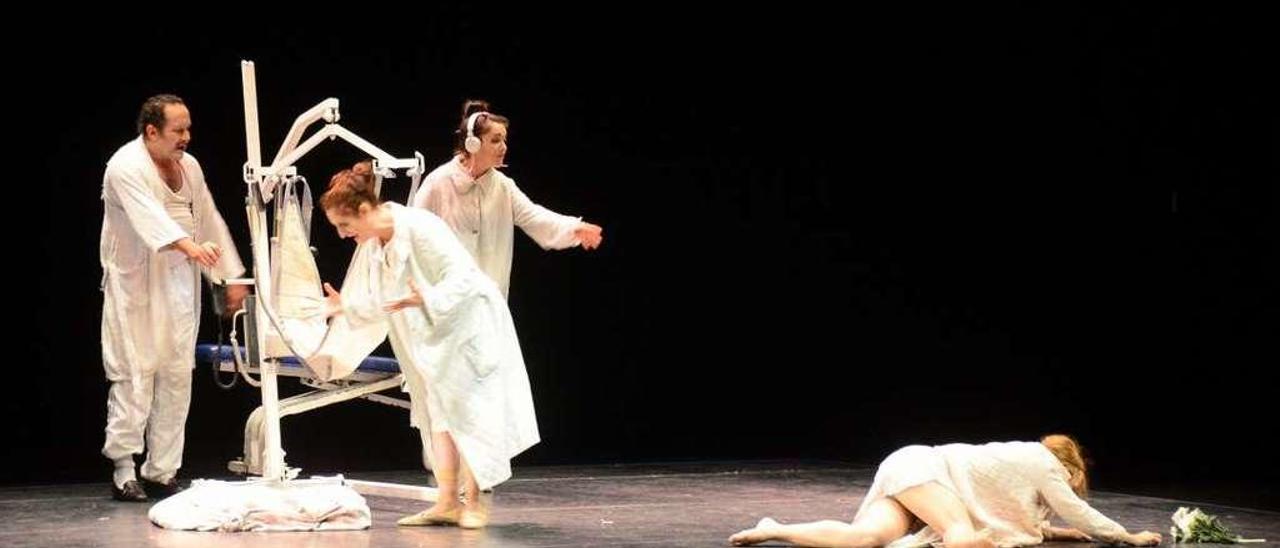 Un momento da representación de &quot;La extinta poética&quot; no auditorio de Cangas. // Gonzalo Núñez