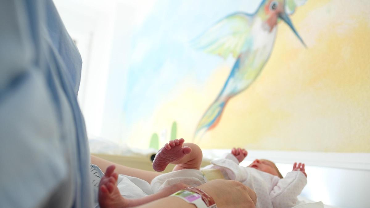 Imagen de recurso de un recién nacido en un hospital valenciano. No es ni la niña ni el hospital de la noticia