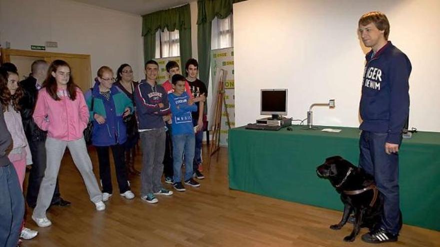 Alumnos de 2.º de la ESO del IES Jerónimo González, en su visita a la exposición de nuevas tecnologías de la ONCE.