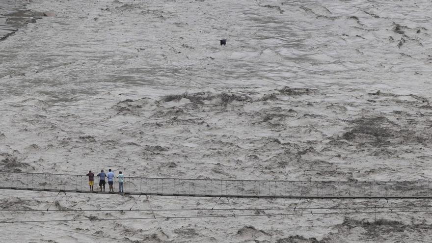 Nepal porta a 804 i morti per l'alluvione e cerca 900 lavoratori sepolti sotto il fango