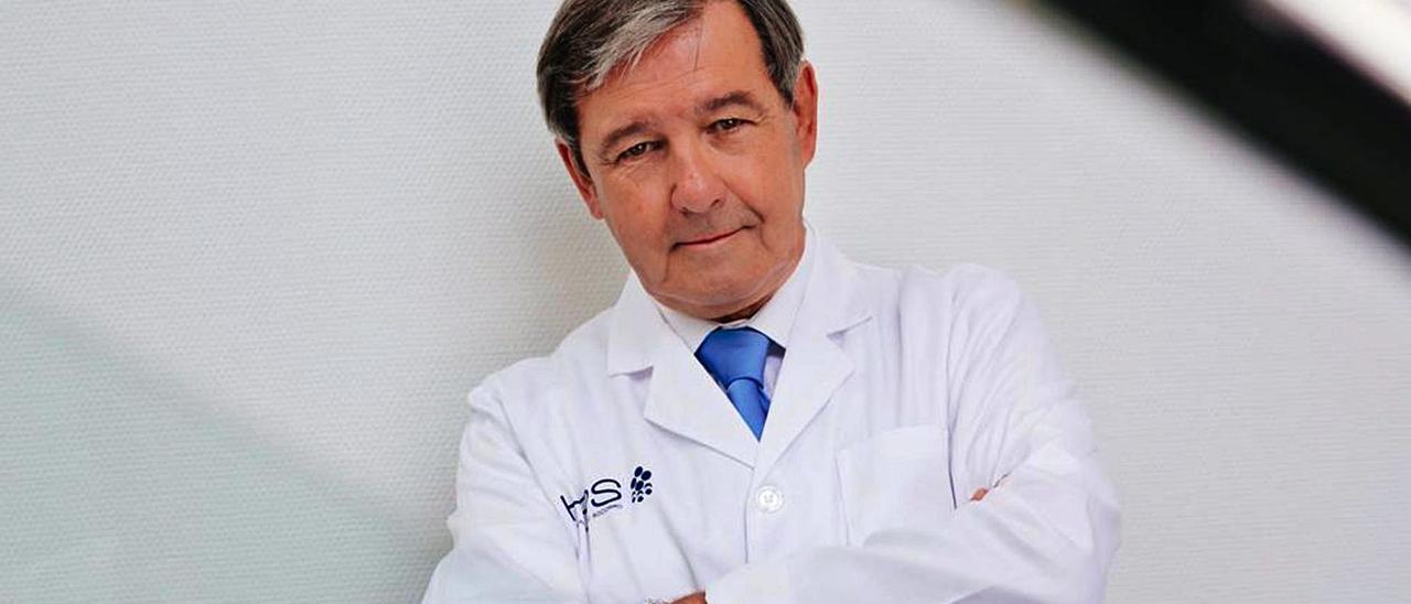 El doctor Vicente Nieto en el Hospital Perpetuo Socorro de la capital grancanaria.