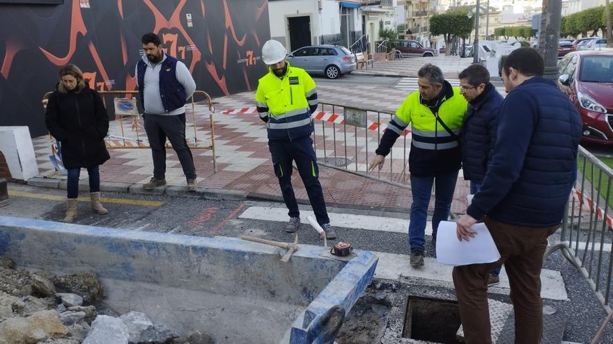 La concejala de Obras, Teresa Sánchez, durante la visita a las obras de mejora de la red de saneamiento y de abastecimiento de agua potable en la calle MIguel de Cervantes.