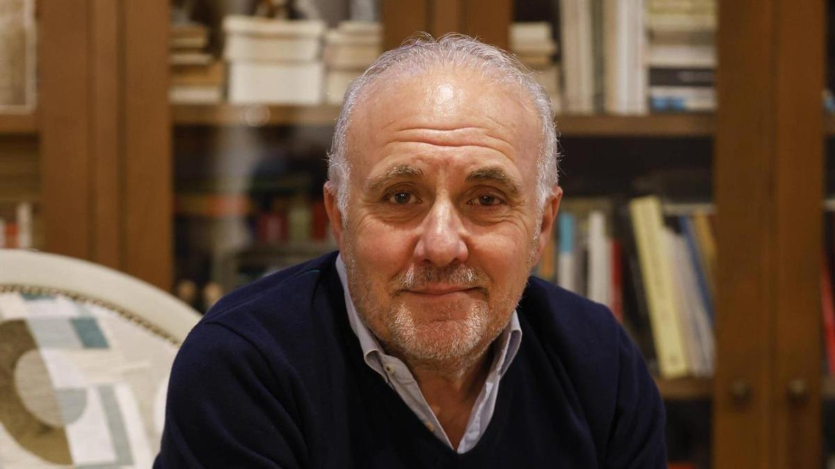 César Iglesias, ayer, en su domicilio ovetense.