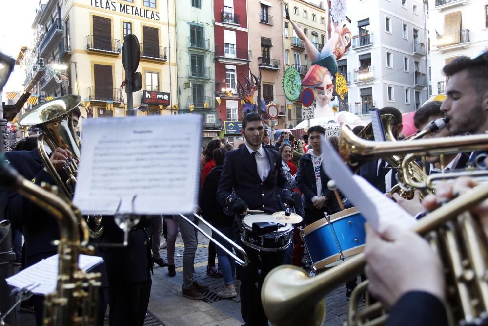 Ambiente fallero en las calles de València