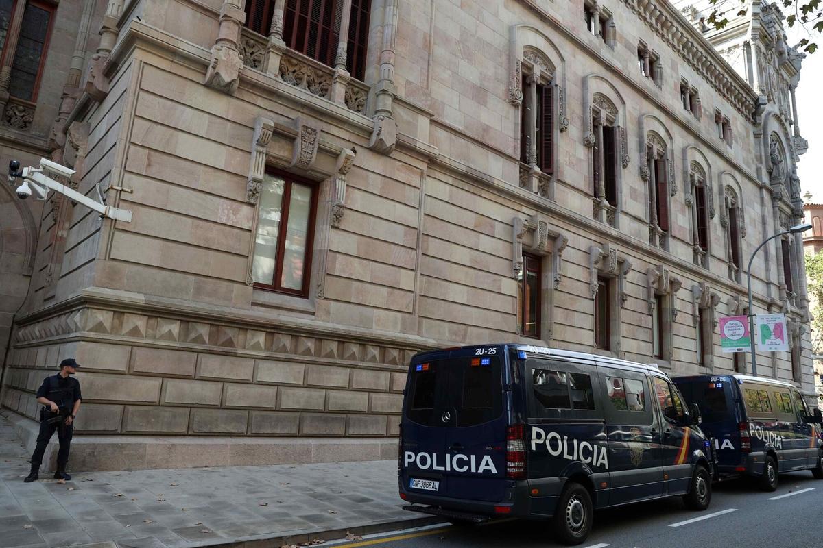 Furgonetes de la Policia Nacional a l'edifici de l'Audiència de Barcelona
