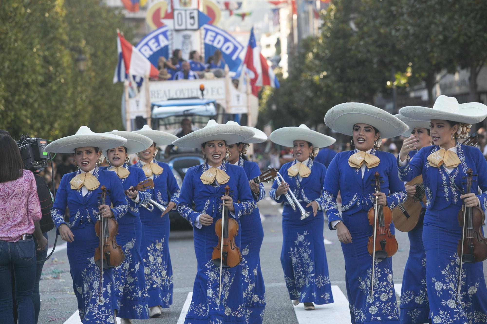 En Imágenes: El Desfile del Día de América llena las calles de Oviedo en una tarde veraniega