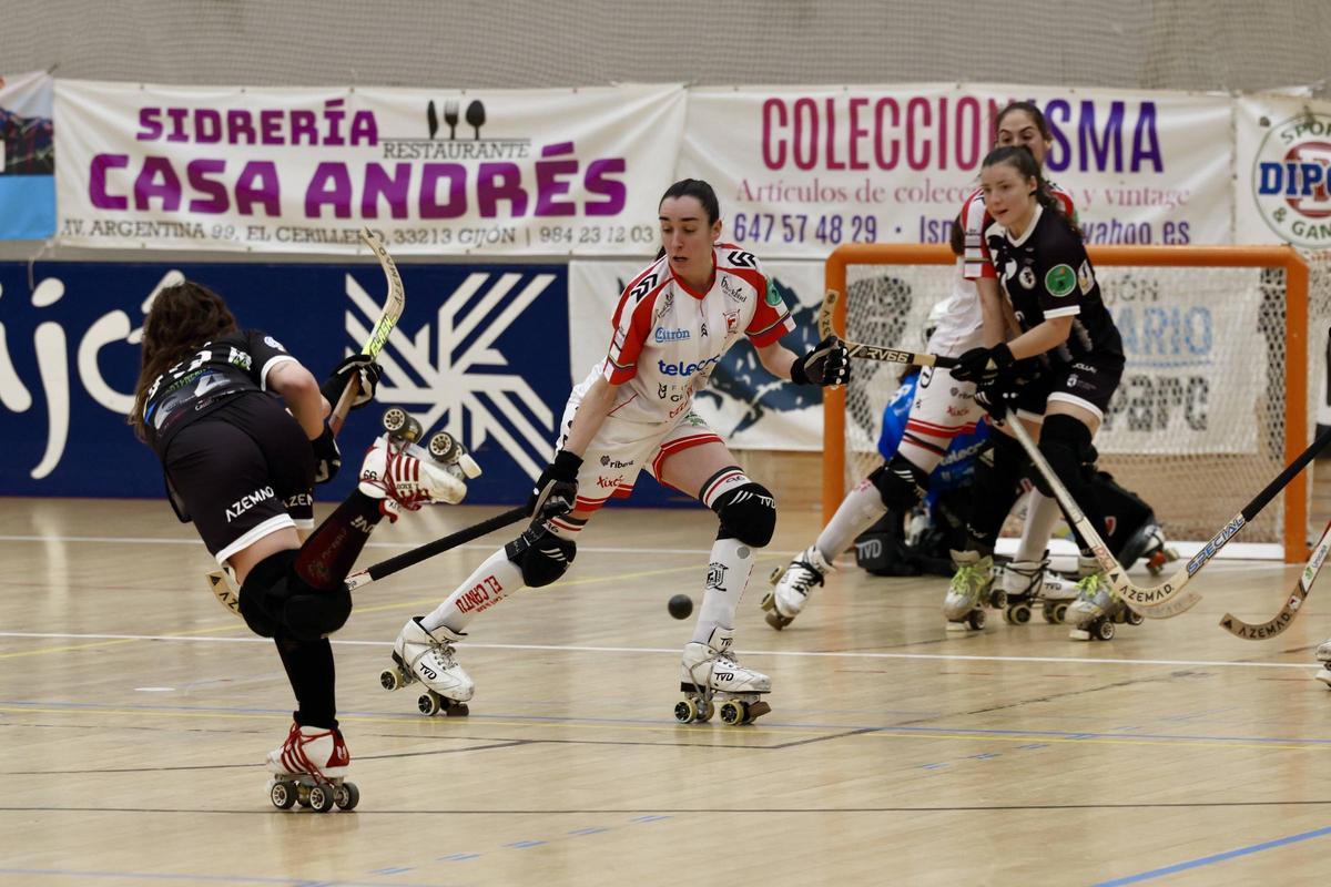 María igualada, en una jugada defensiva del Telecable ante el Bembibre.
