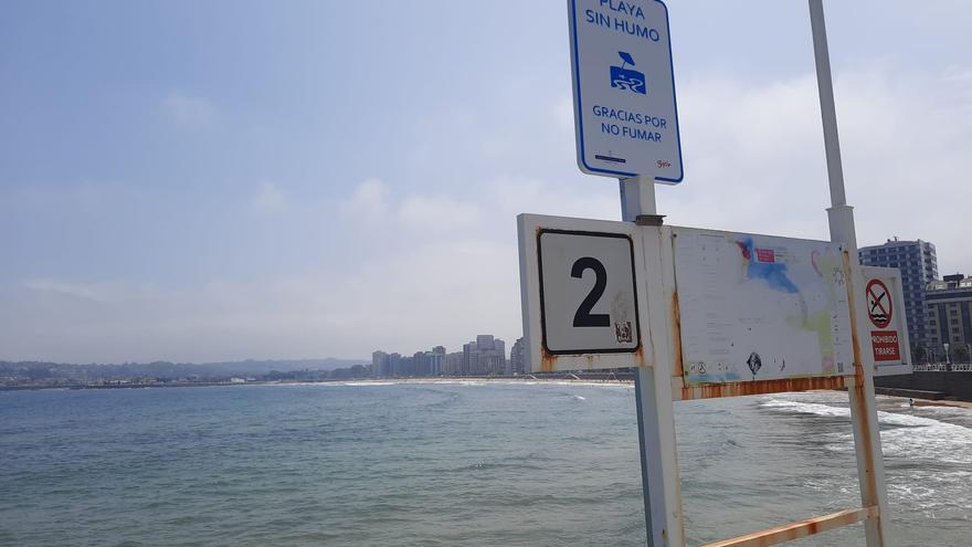 Gijón estrena una señal contra el tabaco en la playa de San Lorenzo