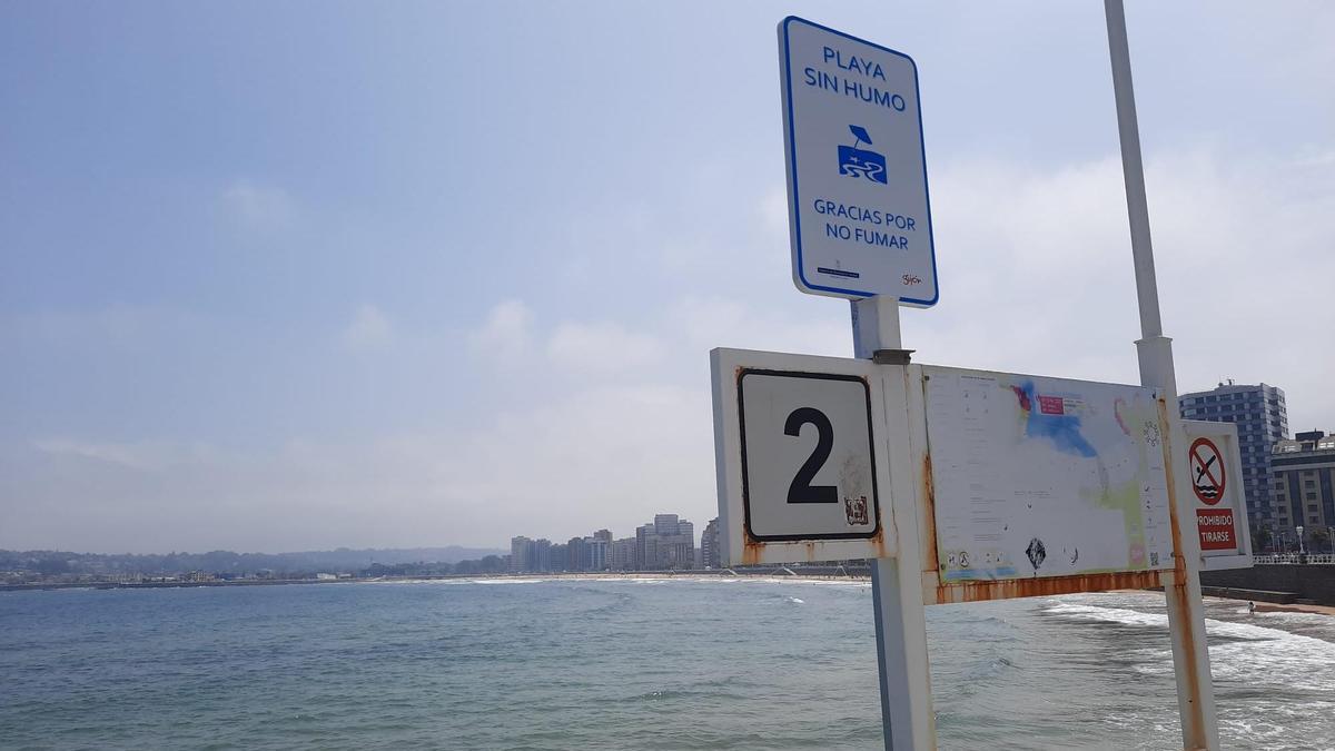 El nuevo cartel para no fumar en la playa de San Lorenzo.