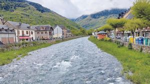 El río Garona, a su paso por una bella localidad de la Vall dAran.