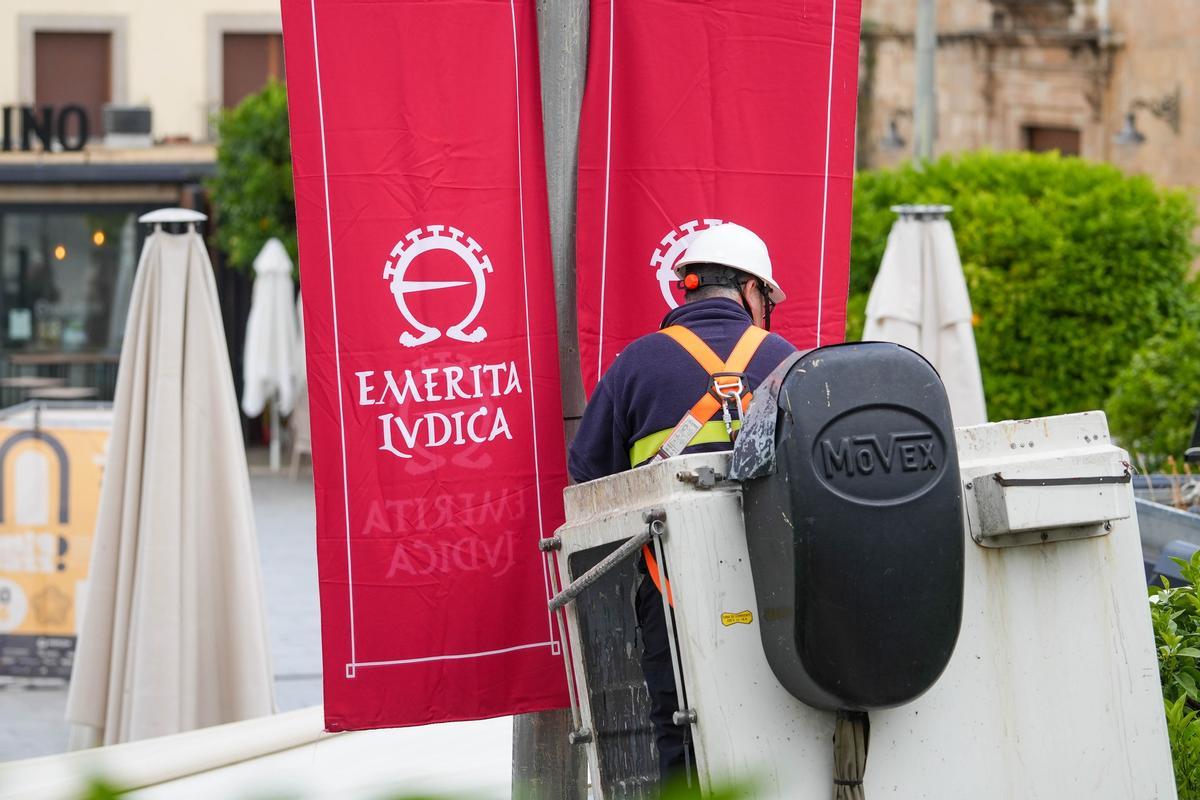 La plaza de España de Mérida empieza a respirar ambiente romano con los primeros preparativos de Emerita Lvdica.