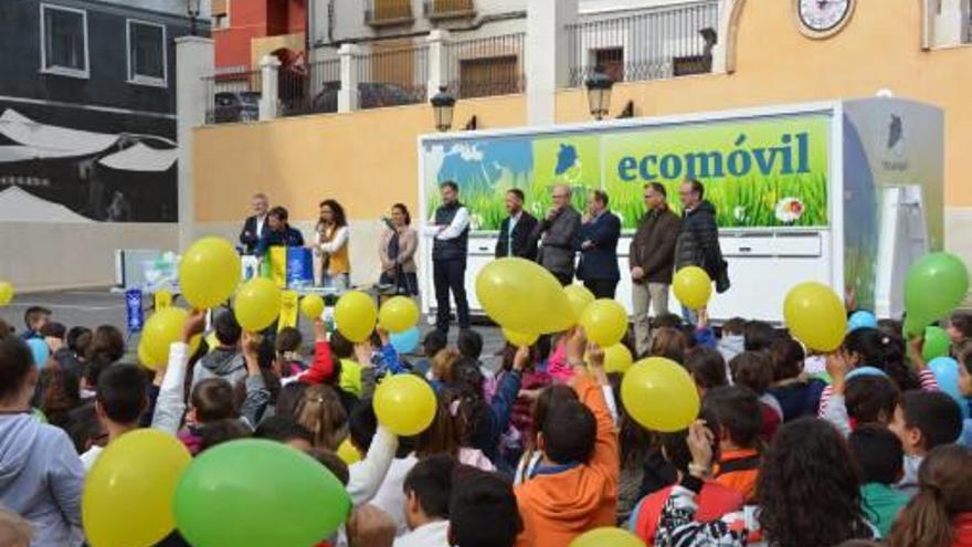 El ecoparque móvil durante la presentación a los escolares de Pinoso.