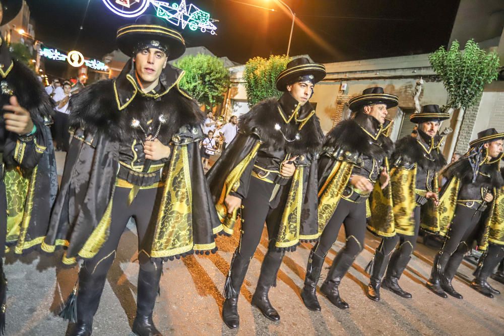 La Entrada Cristiana culmina una espectacular trilogía festera en Almoradí