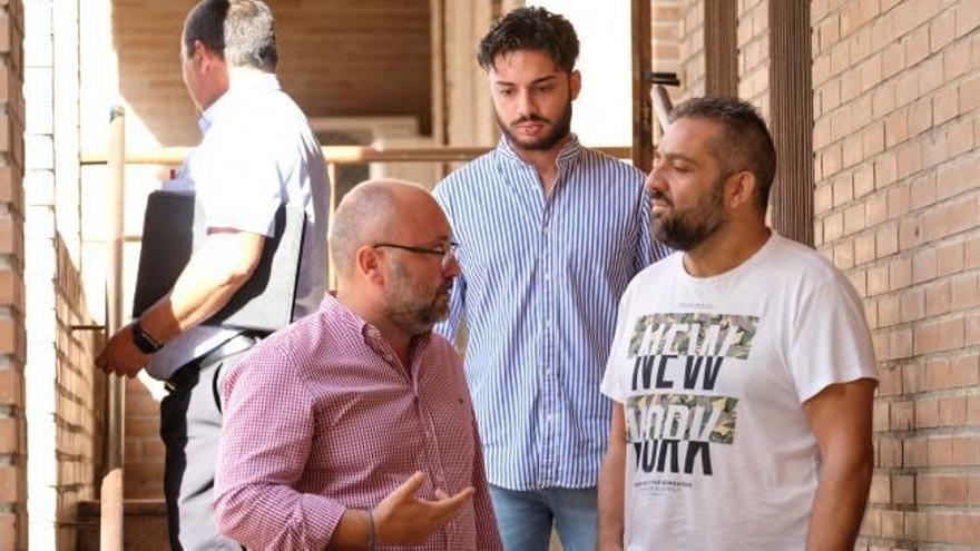 Los dos heridos de la reyerta, con el letrado tras salir del Juzgado de Elda.