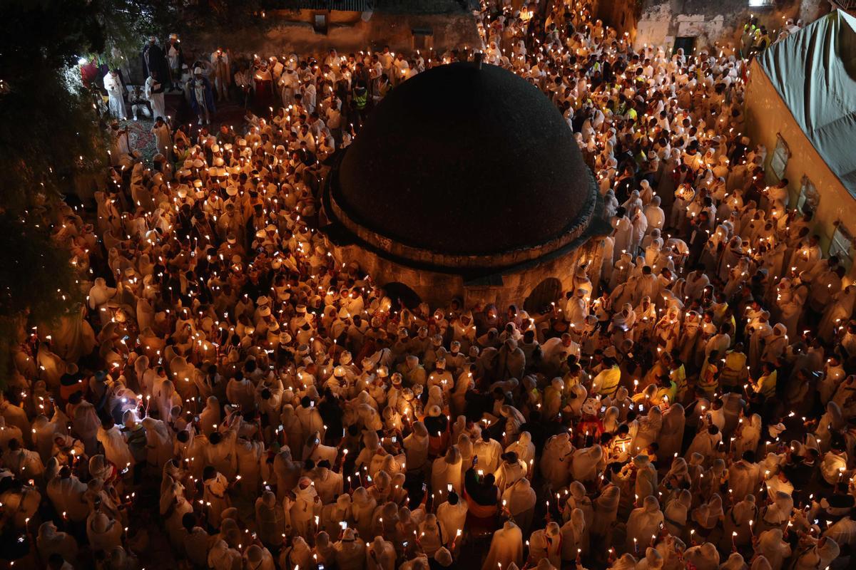 Cristianos ortodoxos celebran “Fuego Sagrado” en Jerusalén. eregrinos cristianos ortodoxos sostienen velas durante la ceremonia del Fuego Sagrado, un día antes de la Pascua ortodoxa, el sábado 15 de abril de 2023 en la Iglesia del Santo Sepulcro en la Ciudad Vieja de Jerusalén, donde muchos cristianos creen que Jesús fue crucificado y enterrado antes de resucitar.